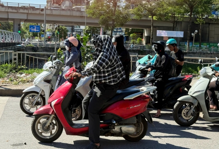 Thời tiết hôm nay: Vì sao nắng nóng Hà Nội hầm hập đến khuya còn TP HCM trời tối là mát mẻ ngay?