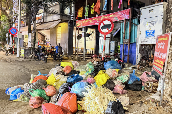 Phế thải, rác thải tập kết trái phép tại kiệt 149 Lê Đình Lý, phường Hòa Cường, lúc 20h30 tối 25/5. Ảnh: Nguyễn Đông