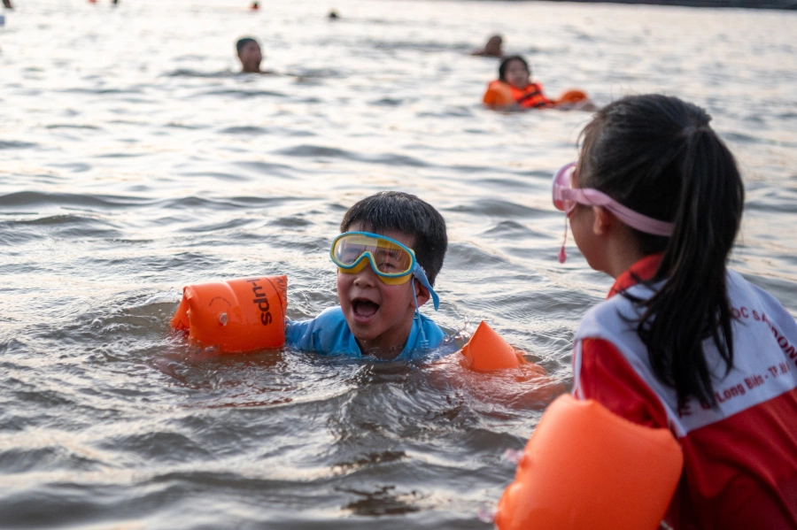 Thousands flock to rivers, lakes and water parks as Hanoi hits 41 C