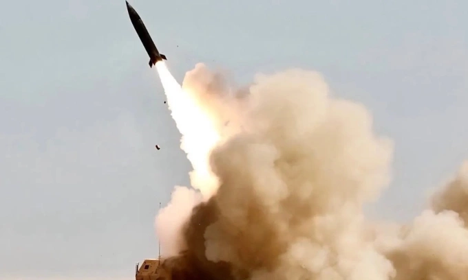Tên lửa Tấn công Chính xác (PrSM) phóng từ pháo phản lực HIMARS trong ngày đầu chiến dịch Cơn thịnh nộ Kinh hoàng hôm 28/2. Ảnh: US Army