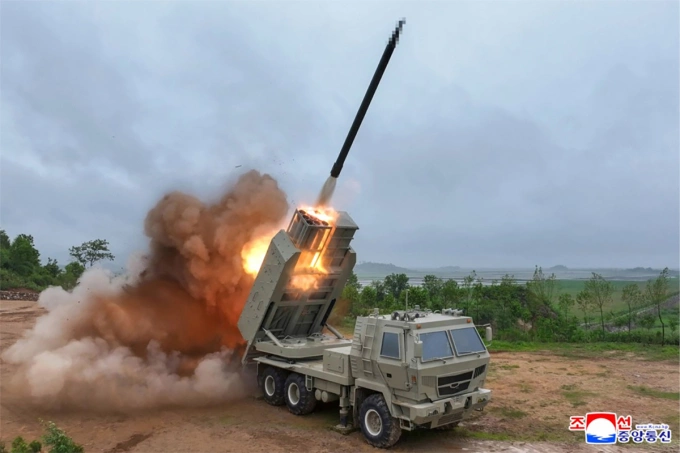 Bệ phóng đa năng Triều Tiên khai hỏa rocket trong thử nghiệm ngày 26/5. Ảnh: KCNA