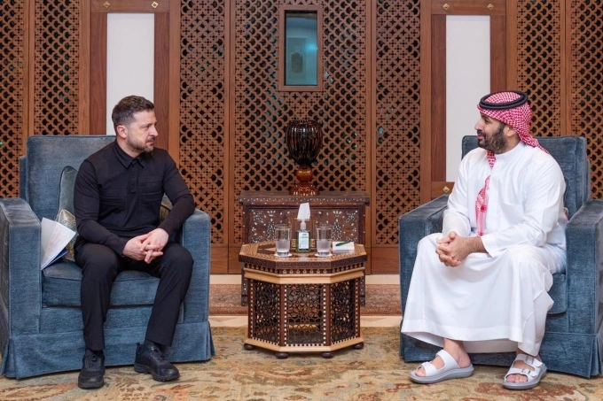 Tổng thống Ukraine Volodymyr Zelensky (trái) và Thái tử Arab Saudi Mohammed bin Salman ở Jeddah ngày 27/3. Ảnh: AFP