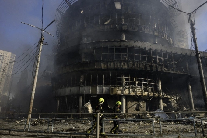 Lực lượng cứu hộ tại một khu vực bị tập kích ở Kiev, Ukraine ngày 24/5. Ảnh: AFP