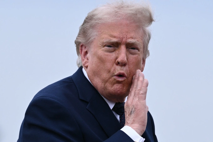 Tổng thống Mỹ Donald Trump lên máy bay tại sân bay Morristown ở Morristown, New Jersey, ngày 22/5 để trở về Nhà Trắng. Ảnh: AFP