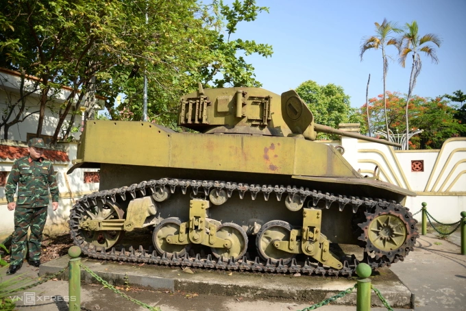 Chiếc M5 Stuart đã bị xuống cấp nhiều sau hàng chục năm dưới lòng sông và phơi nắng mưa. Ảnh: Sơn Hà
