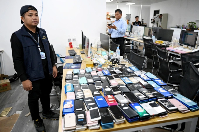 Các thiết bị mà cảnh sát thu giữ tại trung tâm lừa đảo ở Phnom Penh, Campuchia. Ảnh: AFP