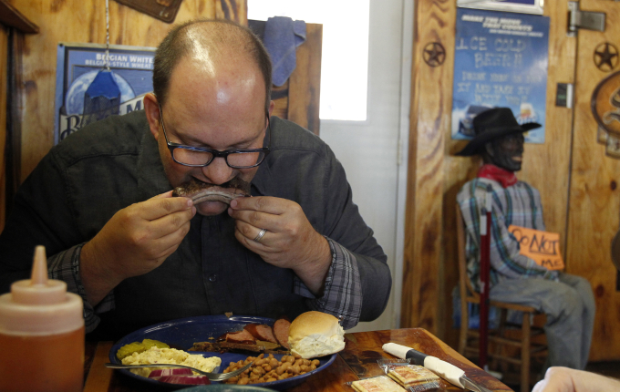 Nhà phê bình ẩm thực Daniel Vaughn thử món sườn nướng tại của hàng BBQ Jo-Jos tại Potosi, Texas, tháng 12/2014. Ảnh: Reuters