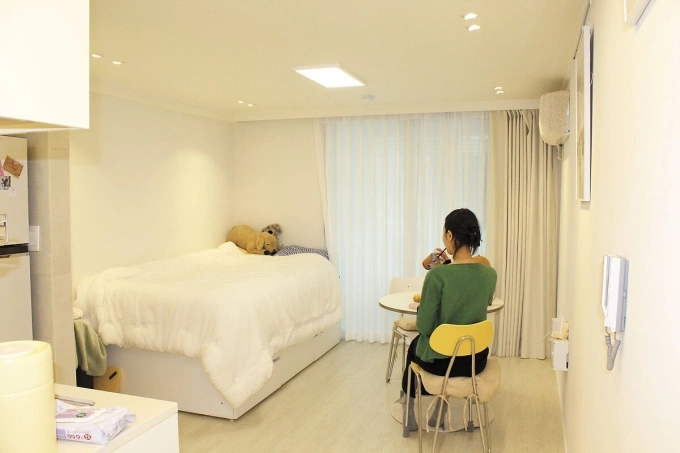 Woo Ye-wan bên trong căn hộ studio của cô ở Seoul. Ảnh: Christain