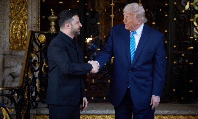 Tổng thống Zelensky (trái) và người đồng cấp Trump tại Florida, Mỹ tháng 12/2025. Ảnh: AFP
