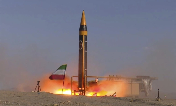 Tên lửa Khorramshahr của Iran rời bệ phóng trong thử nghiệm tháng 5/2023. Ảnh: AP