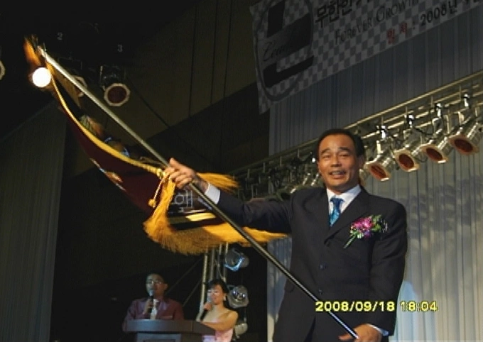 Cho Hee-pal vẫy cờ tại một sự kiện vào tháng 9/2008. Ảnh: Joongang Ilbo