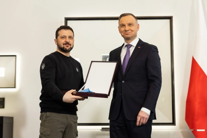 Tổng thống Zelensky nhận Huân chương Đại bàng Trắng do tổng thống Ba Lan lúc đó là Andrzej Duda trao tặng tại Warsaw năm 2023. Ảnh: Văn phòng Tổng thống Ukraine