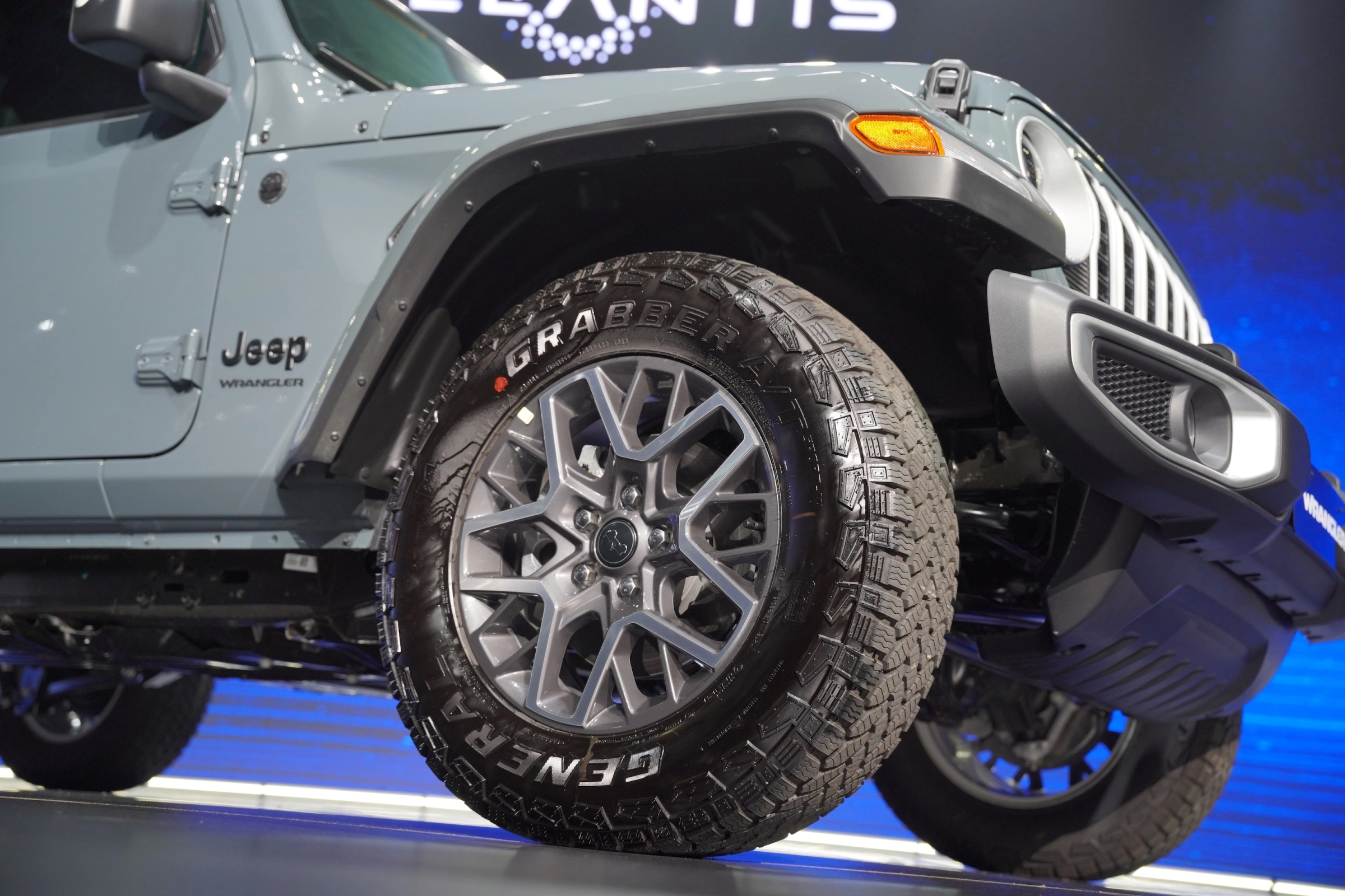 Jeep Wrangler 2026 đầu tiên về Việt Nam, giá từ 3 tỷ đồng Jeep Wrangler 2026 đầu tiên về Việt Nam, giá từ 3 tỷ đồng