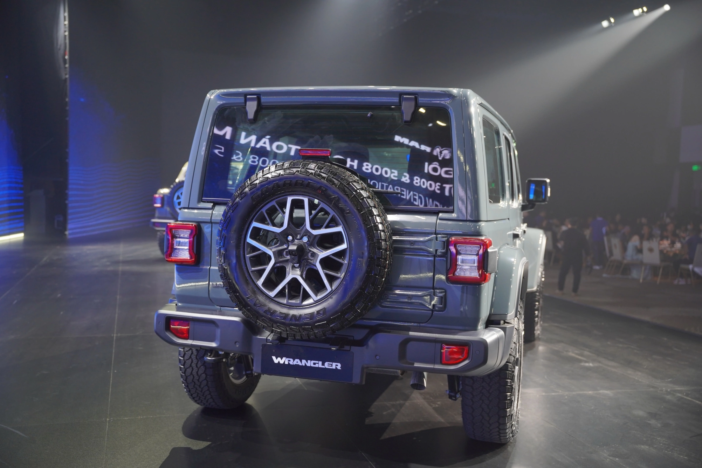 Jeep Wrangler 2026 đầu tiên về Việt Nam, giá từ 3 tỷ đồng Jeep Wrangler 2026 đầu tiên về Việt Nam, giá từ 3 tỷ đồng