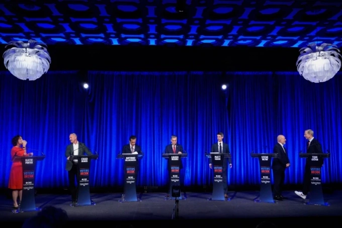 Từ trái qua phải là Katie Porter, Chad Bianco, Antonio Villaraigosa, Xavier Becerra, Matt Hahan, Steve Hilton, Tom Steyer. Ảnh: AP