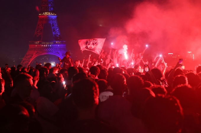 Cổ động viên PSG ăn mừng chiến thắng ở Paris ngày 30/5. Ảnh: AP