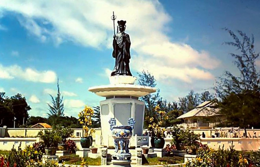 Công viên Lê Thị Riêng - nơi tìm mộ chiến sĩ hy sinh 58 năm trước Công viên Lê Thị Riêng - nơi tìm mộ chiến sĩ hy sinh 58 năm trước