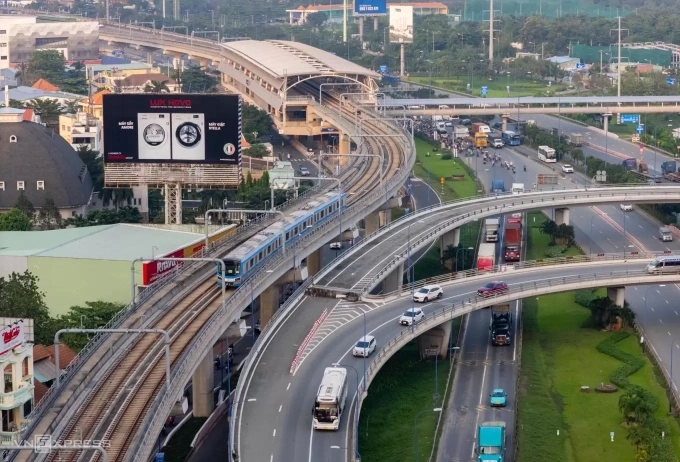 Tuyến metro số 1 Bến Thành - Suối Tiên di chuyển trên xa lộ Hà Nội (đường Võ Nguyên Giáp). Ảnh: Quỳnh Trần