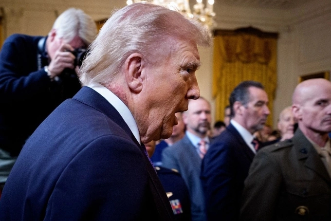 Tổng thống Trump xuất hiện trong buổi lễ trao tặng huân chương ở Nhà Trắng hồi tháng 3 với vết đỏ sau cổ. Ảnh: AFP
