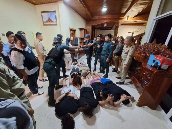 Nhóm lừa đảo bị bắt trong cuộc truy quét ở Battambang, Campuchia, ngày 1/6. Ảnh: Khmer Times