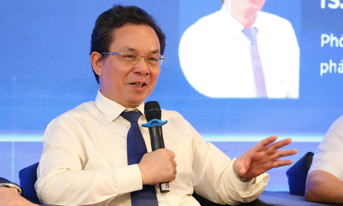 GS. TS Hoàng Văn Cường phát biểu tại tọa đàm sáng 2/6. Ảnh: Reatimes