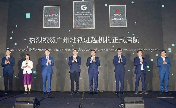 Lãnh đạo TP HCM, TP Quảng Châu cùng đại diện các đơn vị tại lễ khai trương. Ảnh: Hạ Giang
