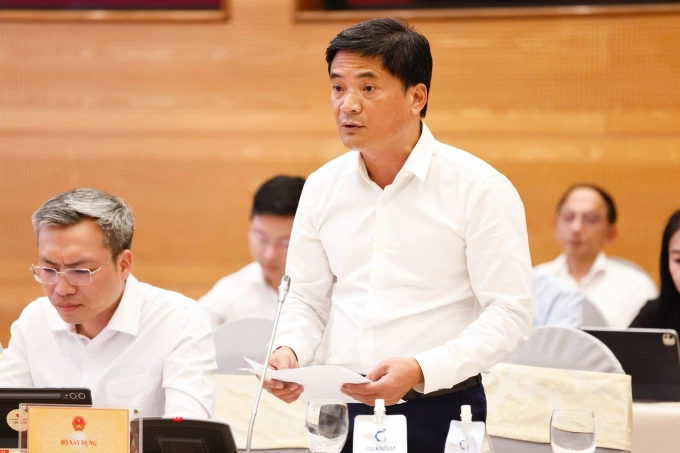 Ông Lâm Văn Hoàng, Chánh Văn phòng Bộ Xây dựng trả lời tại họp báo chiều 3/6. Ảnh: Nguyên Phong