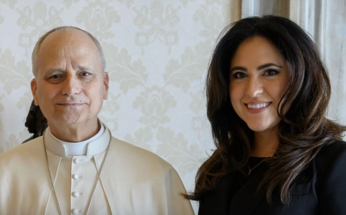 Giáo hoàng Leo XIV (trái) và bà Maria Montserrat Alvarado. Ảnh: Vatican Media