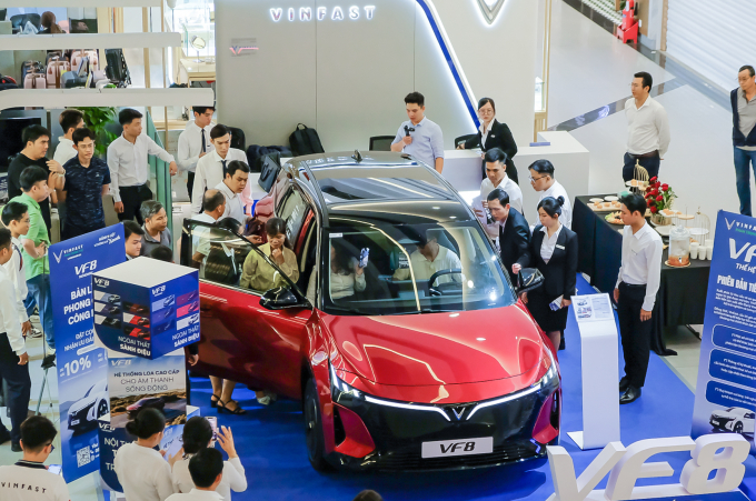 Người dùng tìm hiểu VF 8 thế hệ mới tại một showroom. Ảnh: Tuấn Vũ