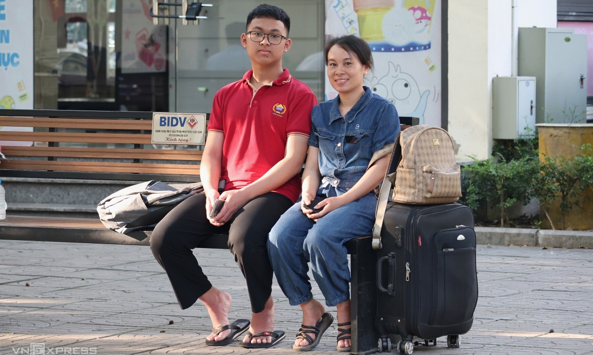 Thí sinh nhiều tỉnh đổ về thi lớp 10 chuyên Sư phạm