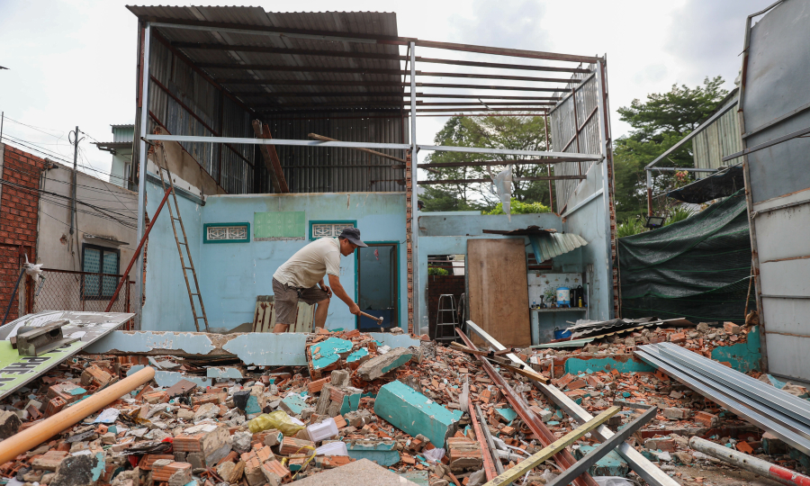 Owners raze homes, hand over lands to widen access to HCMC-Long Thanh airport expressway