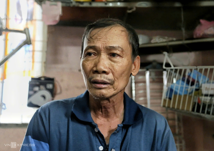 Ông Võ Huy Thịnh, 70 tuổi kể lại cảnh chôn tập thể tại nghĩa trang Đô Thành, nay là công viên Lê Thị Riêng vào năm 1968. Ảnh: Đình Văn