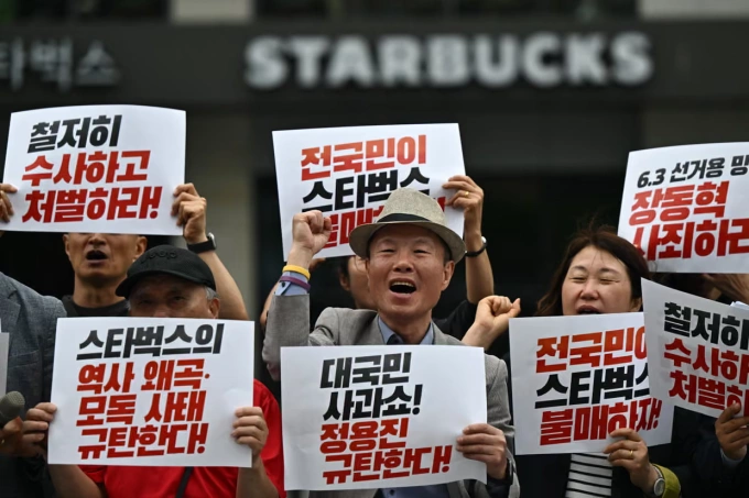 Người Hàn Quốc biểu tình, yêu cầu tẩy chay cà phê Starbucks trước một cửa hàng tại Seoul ngày 27/5. Ảnh: AFP