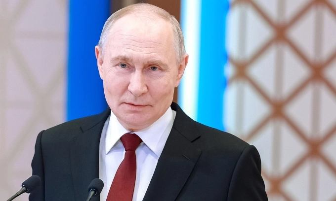 Tổng thống Nga Vladimir Putin họp báo sau hội nghị thượng đỉnh Hội đồng Kinh tế Tối cao Á - Âu tại Astana, Kazakhstan, ngày 29/5. Ảnh: AP