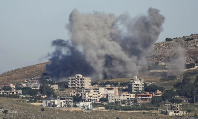 Khói bốc lên sau một cuộc không kích của Israel tại miền nam Lebanon hôm 3/6. Ảnh: Reuters