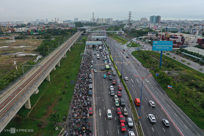 Trạm thu phí trên xa lộ Hà Nội. Ảnh: Quỳnh Trần