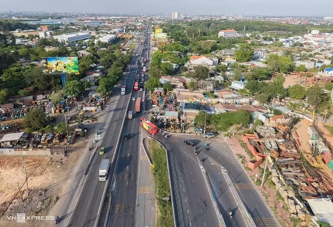 Đoạn thắt cổ chai qua Bình Dương (cũ) thuộc dự án mở rộng xa lộ Hà Nội và quốc lộ 1 do chậm tiến độ giải phóng mặt bằng nhiều năm. Ảnh: Quỳnh Trần