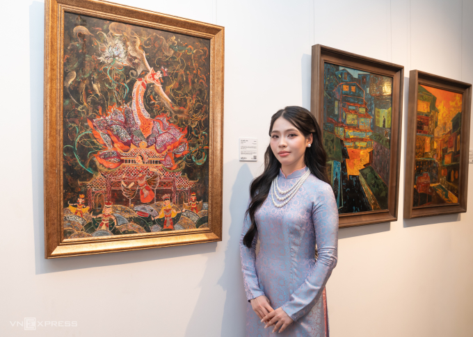 Tác giả Trần Khánh Huyền bên tác phẩm tranh sơn mài Ngẫu tiên, tại triển lãm Biên độ tương lai, chiều 6/6. Ảnh: Tùng Đinh