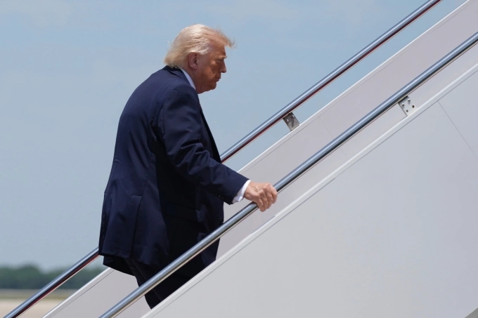 Tổng thống Mỹ Donald Trump bước lên Không lực Một tại căn cứ chung Andrews ở Maryland ngày 5/6. Ảnh: AP
