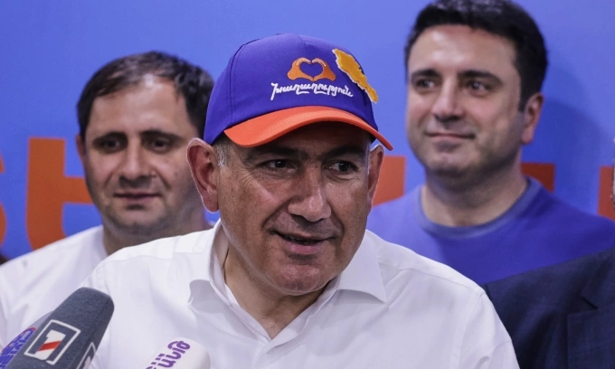 Thủ tướng Armenia Nikol Pashinyan phát biểu tại trụ sở đảng Hợp đồng Dân sự cầm quyền ở thủ đô Yerevan sau cuộc bầu cử quốc hội ngày 8/6. Ảnh: AP