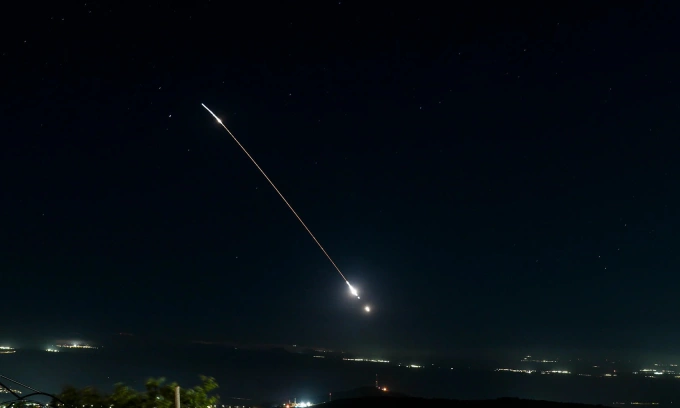 Hệ thống phòng không Israel khai hỏa để đánh chặn tên lửa đạn đạo Iran hôm 7/6. Ảnh: Flash90