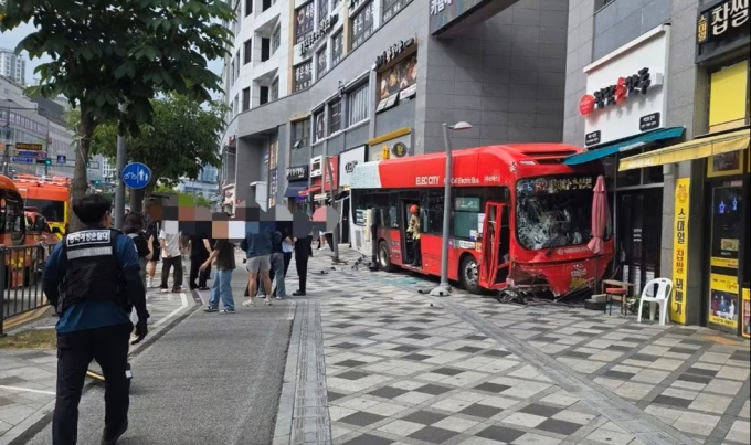 Xe buýt đâm vào một cửa hàng của tòa nhà thương mại. Ảnh: Sejong Fire Department