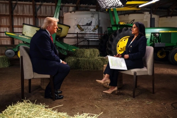 Tổng thống Mỹ Donald Trump và người dẫn chương trình Kristen Welker (phải) trong cuộc phỏng vấn được phát sóng ngày 7/6. Ảnh: NBC