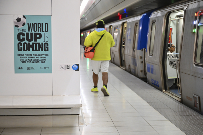 Áp phích quảng cáo World Cup tại một ga tàu điện ngầm ở New York. Ảnh: AFP