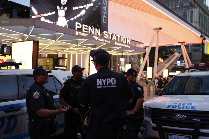 Cảnh sát New York bên ngoài nhà ga Penn. Ảnh: AFP