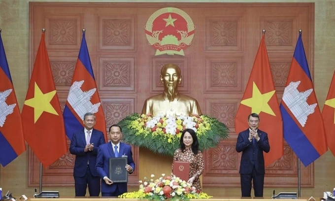 Thủ tướng Lê Minh Hưng và Thủ tướng Campuchia Hun Manet chứng kiến trao kế hoạch hợp tác giữa Bộ Văn hóa, Thể thao và Du lịch với Bộ Thông tin Campuchia về kế hoạch hợp tác trong lĩnh vực thông tin giai đoạn 2026 - 2030. Ảnh: TTXVN