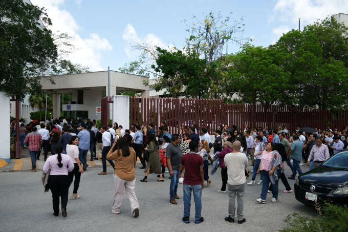 Người dân Cancun, Mexico, đổ ra đường sau rung chấn ngày 8/6. Ảnh: Reuters