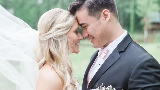 Hannah và Brian Mann trong ngày cưới, tháng 5/2018. Ảnh: Chelsea Vaughn Photography