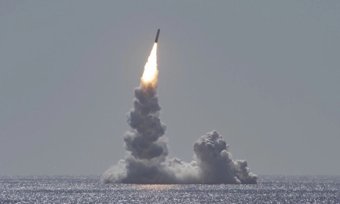 Tên lửa Trident II D5LE phóng từ tàu ngầm USS Maine của Mỹ hồi tháng 2/2020. Ảnh: US Navy