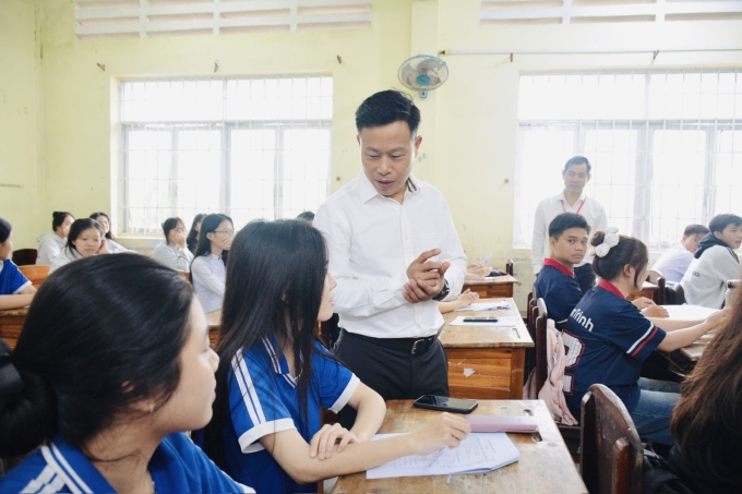 Thứ trưởng Giáo dục và Đào tạo Lê Quân kiểm tra công tác chuẩn bị thi tốt nghiệp THPT tại Cần Thơ đầu tháng 6. Ảnh: MOET